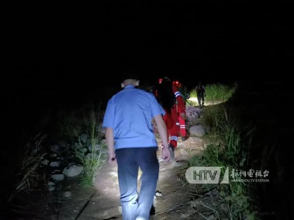 后悔！后怕！凌晨，一年轻男子瑟瑟发抖：救救我……