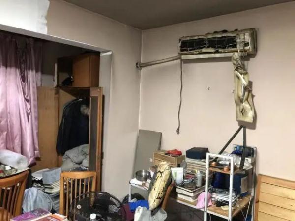 邻居家蚊香引燃大火 黑烟弥漫 他匍匐进入了火场......