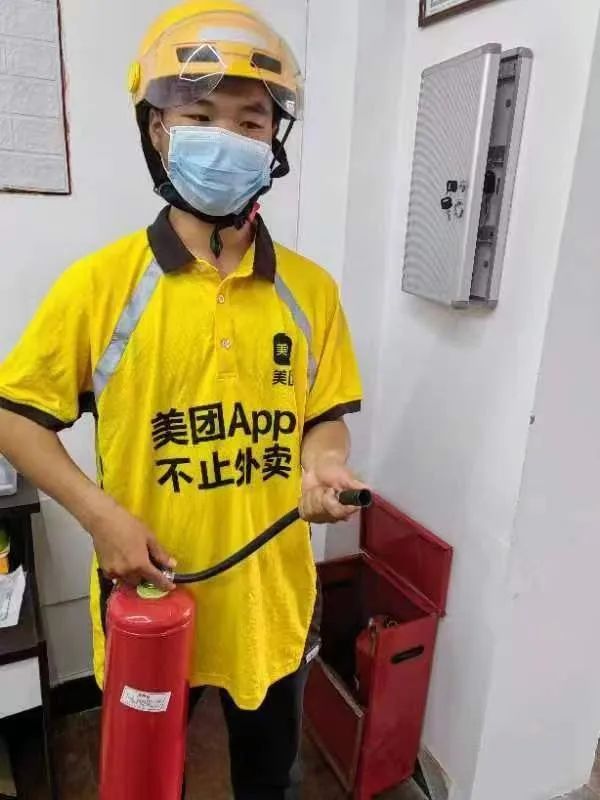 外卖还没送到，但小哥决定先做这件事！