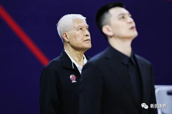 这位82岁的老人解甲归田，留下一段段篮球传奇