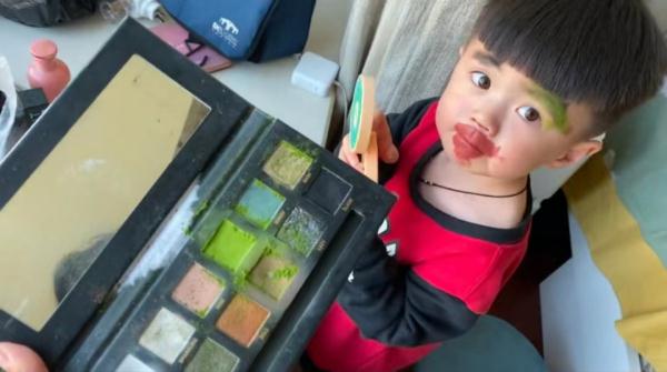 3岁男孩偷拿小姨化妆品化妆，网友：小孩静悄悄，必是在作妖……