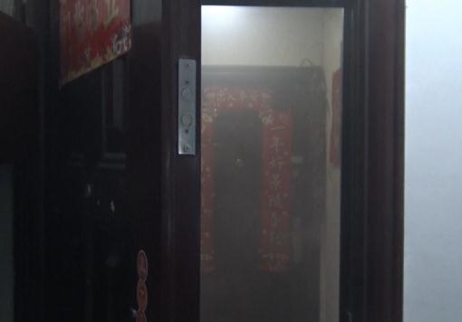 邻居家蚊香引燃大火 黑烟弥漫 他匍匐进入了火场......