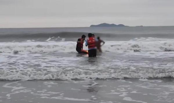 民警操控机器人救回15岁溺海男孩！网友：建议推广