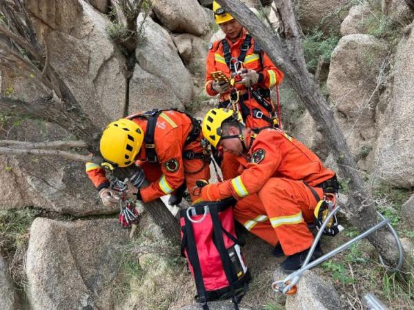 一游客被困滚钟口悬崖!消防紧急救援 一游客被困滚钟口悬崖!消防紧急救援