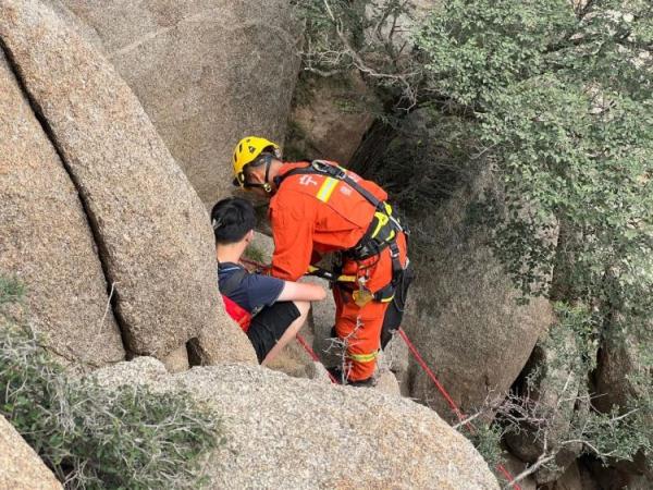 一游客被困滚钟口悬崖!消防紧急救援 一游客被困滚钟口悬崖!消防紧急救援