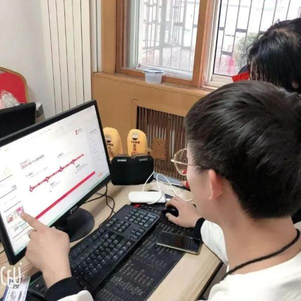 外卖还没送到，但小哥决定先做这件事！