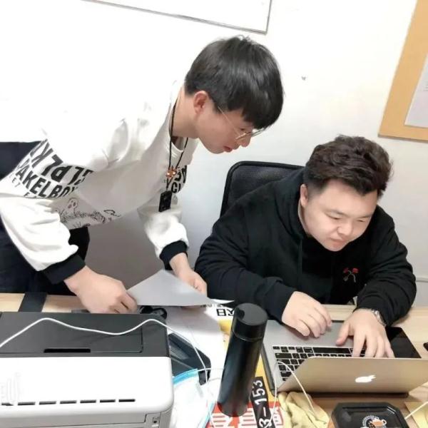 外卖还没送到，但小哥决定先做这件事！