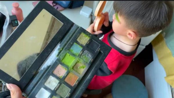 3岁男孩偷拿小姨化妆品化妆，网友：小孩静悄悄，必是在作妖……