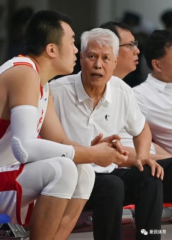 这位82岁的老人解甲归田，留下一段段篮球传奇