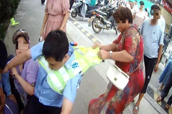 暴力袭警！拘留！