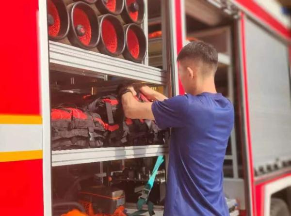 暴雨来袭，呼和浩特消防员深夜解救被困群众……