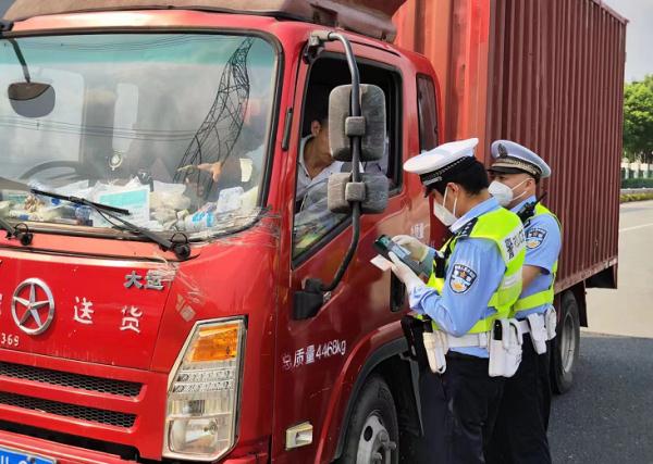 报警类警情同比降33.9%!上海公安夏季治安打击整治“百日行动”获阶段性成效 报警类警情同比降33.9%!上海公安夏季治安打击整治“百日行动”获阶段性成效