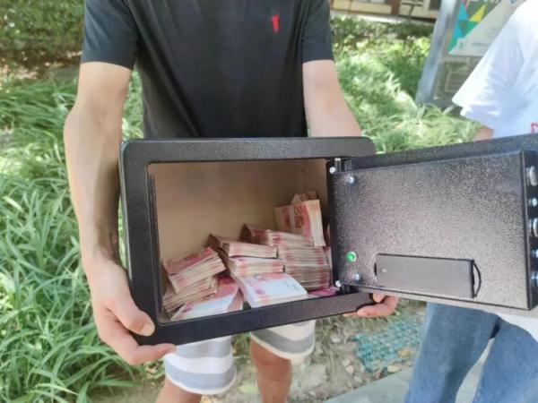 嫌24万元现金太重，“丢”在垃圾桶，男子出门回来发现……