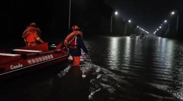 暴雨来袭，呼和浩特消防员深夜解救被困群众……
