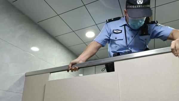浙江一民警徒手翻进女厕所，网友直喊帅！