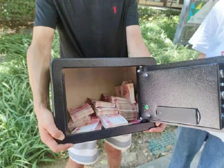男子将装24万现金保险箱伪装成垃圾，取车回来发现不见了...
