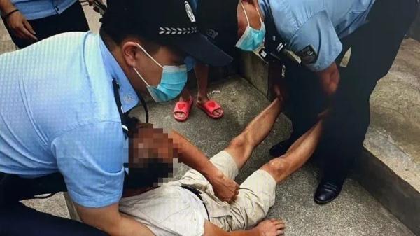 浙江一民警徒手翻进女厕所，网友直喊帅！