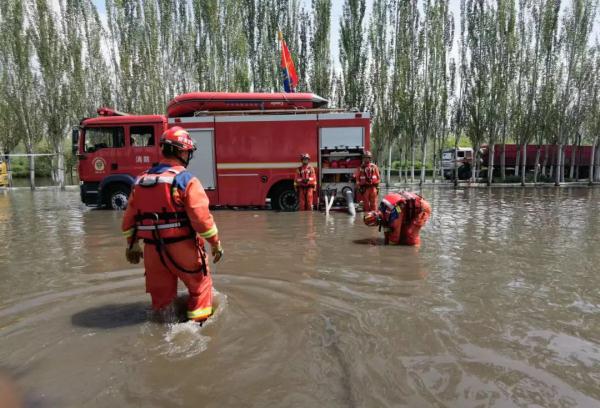 暴雨来袭，呼和浩特消防员深夜解救被困群众……