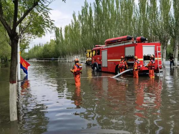 暴雨来袭，呼和浩特消防员深夜解救被困群众……