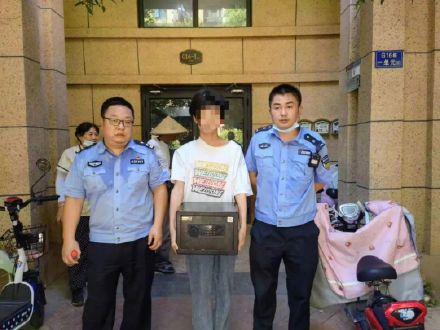 男子将装24万现金保险箱伪装成垃圾，取车回来发现不见了...