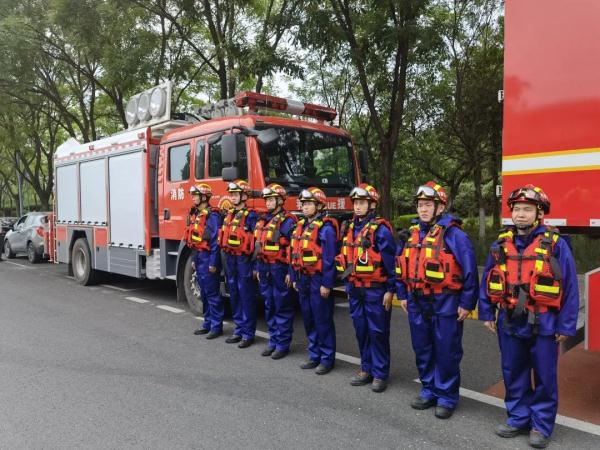 暴雨来袭，呼和浩特消防员深夜解救被困群众……