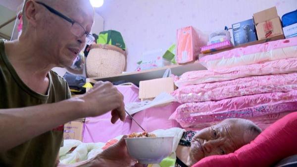 “你把我养大，我陪你到老！”66岁老伯每天为86岁脑梗母亲按摩