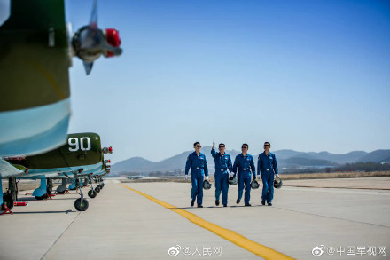 首批00后飞行学员顺利结业！