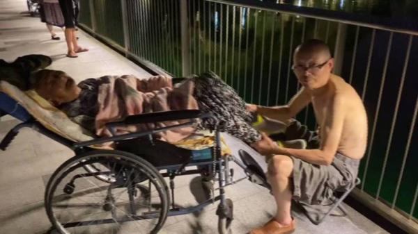 “你把我养大，我陪你到老！”66岁老伯每天为86岁脑梗母亲按摩