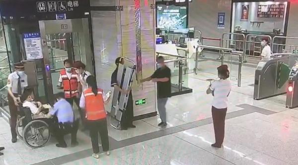 突发！武汉地铁紧急停车3分钟，她第一个冲上去……