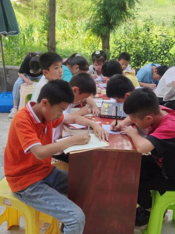 10年的坚持!重庆退休教授去贵州避暑时免费教“坝坝英语” 10年的坚持!重庆退休教授去贵州避暑时免费教“坝坝英语”