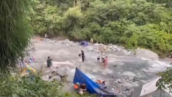 痛心 | 父亲获救，儿子遇难！山洪中泪目一幕！