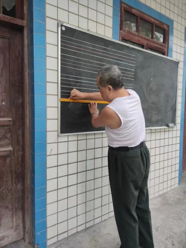 10年的坚持!重庆退休教授去贵州避暑时免费教“坝坝英语” 10年的坚持!重庆退休教授去贵州避暑时免费教“坝坝英语”