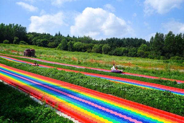 7月29日,遊客在吉林萬科松花湖滑雪場內體驗彩虹滑道.