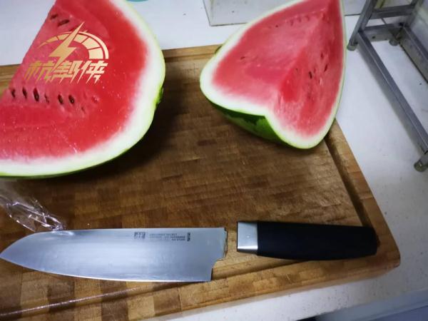 一刀两断？杭州男子切西瓜，一刀下去刀…断…了…