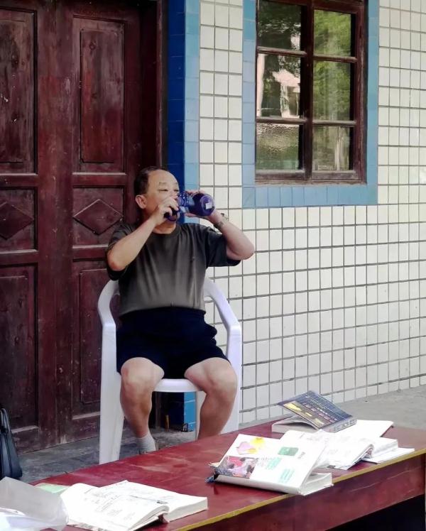 10年的坚持!重庆退休教授去贵州避暑时免费教“坝坝英语” 10年的坚持!重庆退休教授去贵州避暑时免费教“坝坝英语”