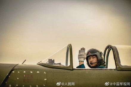 首批00后飞行学员顺利结业！