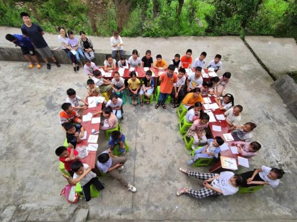 10年的坚持!重庆退休教授去贵州避暑时免费教“坝坝英语” 10年的坚持!重庆退休教授去贵州避暑时免费教“坝坝英语”