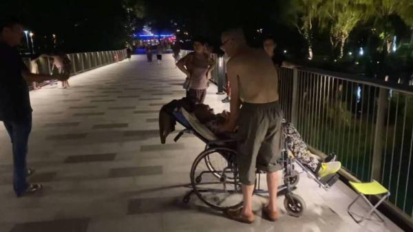 “你把我养大，我陪你到老！”66岁老伯每天为86岁脑梗母亲按摩