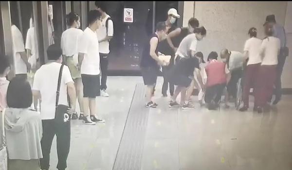 突发！武汉地铁紧急停车3分钟，她第一个冲上去……