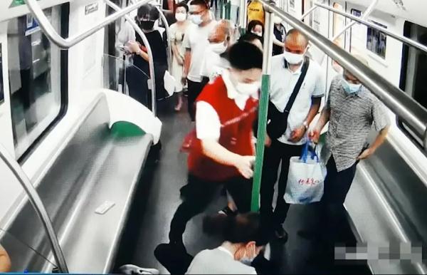 突发！武汉地铁紧急停车3分钟，她第一个冲上去……