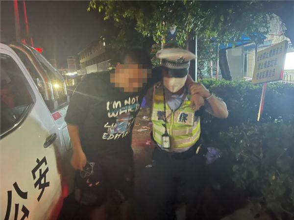 男子遭毒蚁咬伤,情况危急…… 男子遭毒蚁咬伤,情况危急……