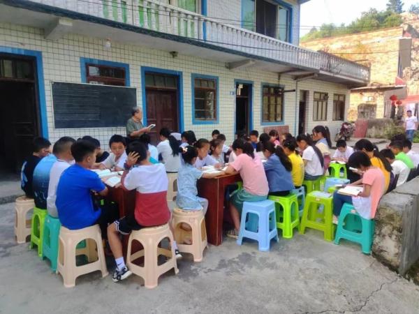 10年的坚持!重庆退休教授去贵州避暑时免费教“坝坝英语” 10年的坚持!重庆退休教授去贵州避暑时免费教“坝坝英语”