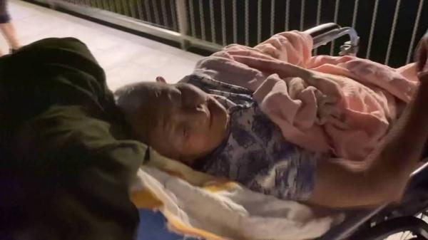 “你把我养大，我陪你到老！”66岁老伯每天为86岁脑梗母亲按摩