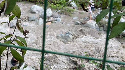 彭州龙漕沟山洪遇险游客追责旅行社：组织100人下水 多人被困3小时