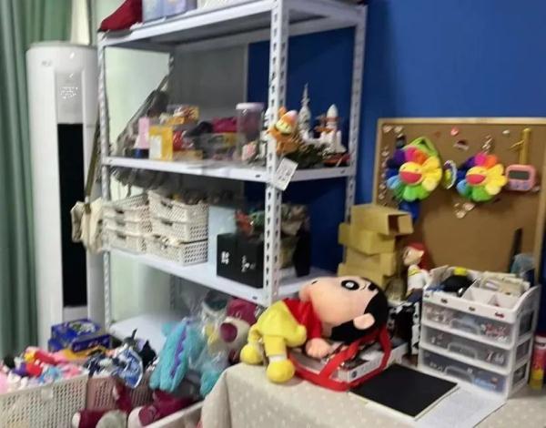 玲娜贝儿“骨折价”？民警冲入直播间抓走霸榜带货大V！网友都看傻