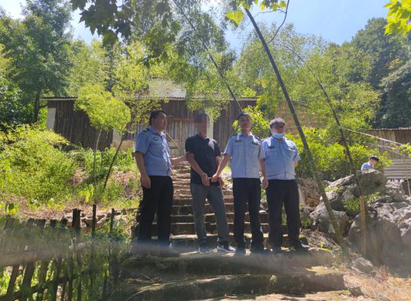 男子谎称有“门路”办低保,专盯老年人诈骗,被捕后跪地忏悔 男子谎称有“门路”办低保,专盯老年人诈骗,被捕后跪地忏悔