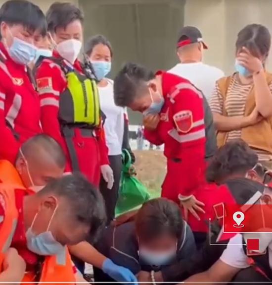 泪目！父子俩双双溺亡！孩子母亲跪地崩溃……