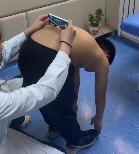 快摸摸孩子的脊柱，看看有没有侧弯！