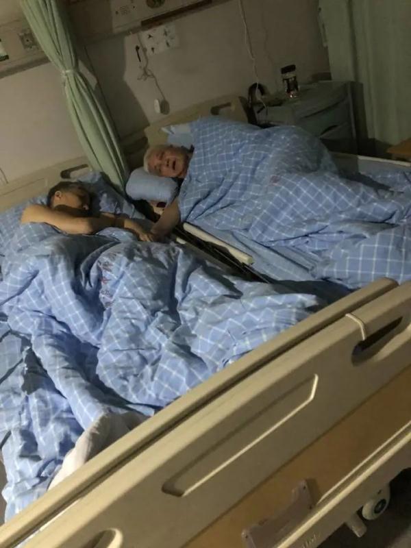 这对老夫妻,晚上睡觉也要手牵手 这对老夫妻,晚上睡觉也要手牵手
