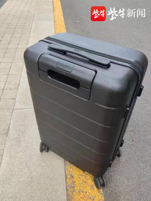 乘坐高铁拿错行李箱，里面装的5万元现金丢失，幸好在民警的帮助下找回